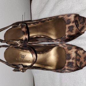 Worthington Woman's cheetah print peep toes heels size 7.5 medium.